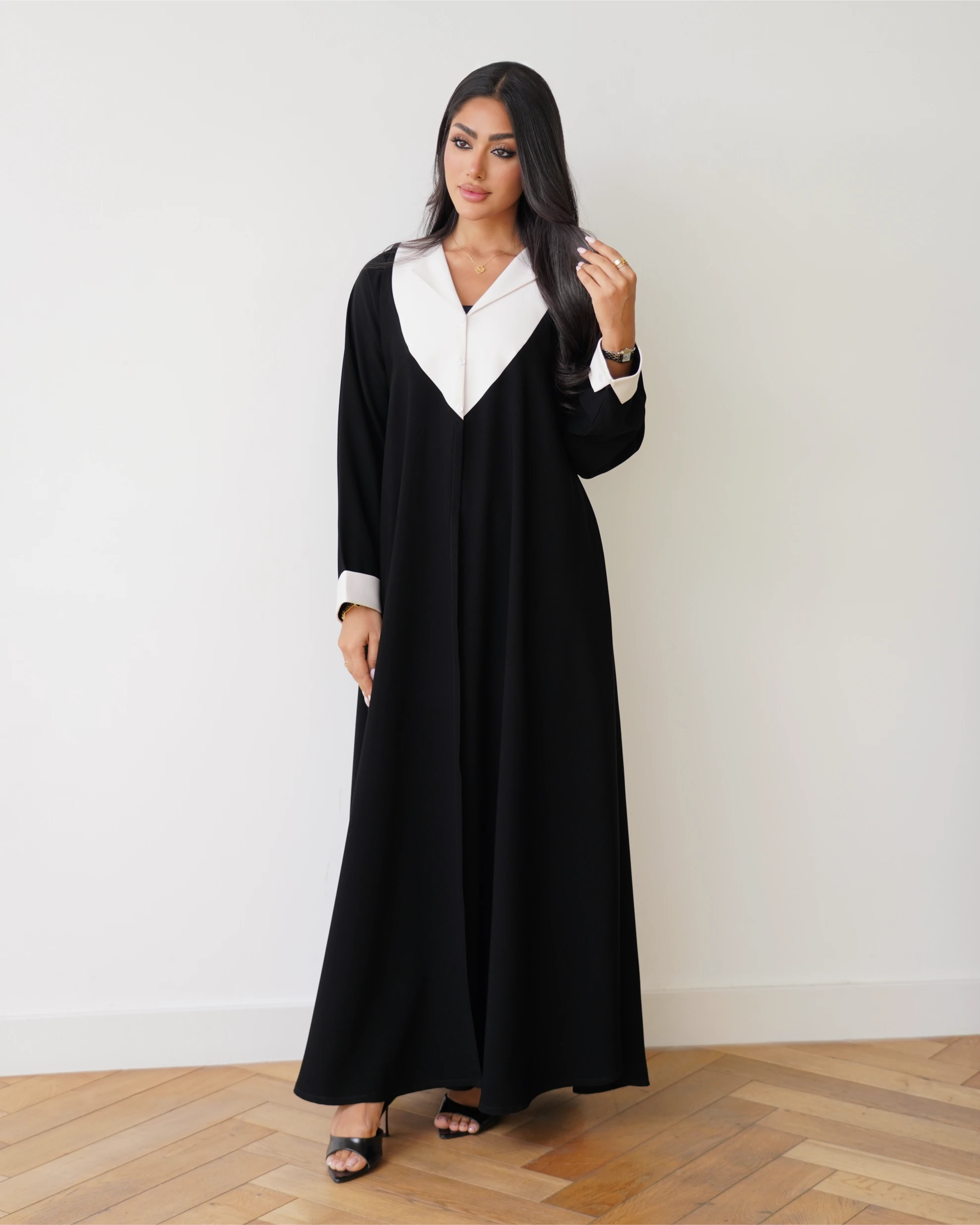 Smart Abaya | Black & White