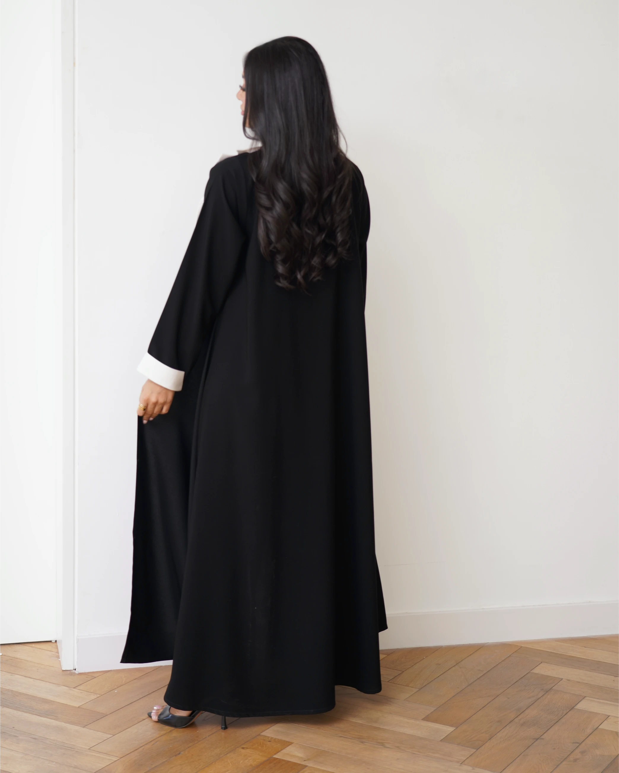 Smart Abaya | Black & White